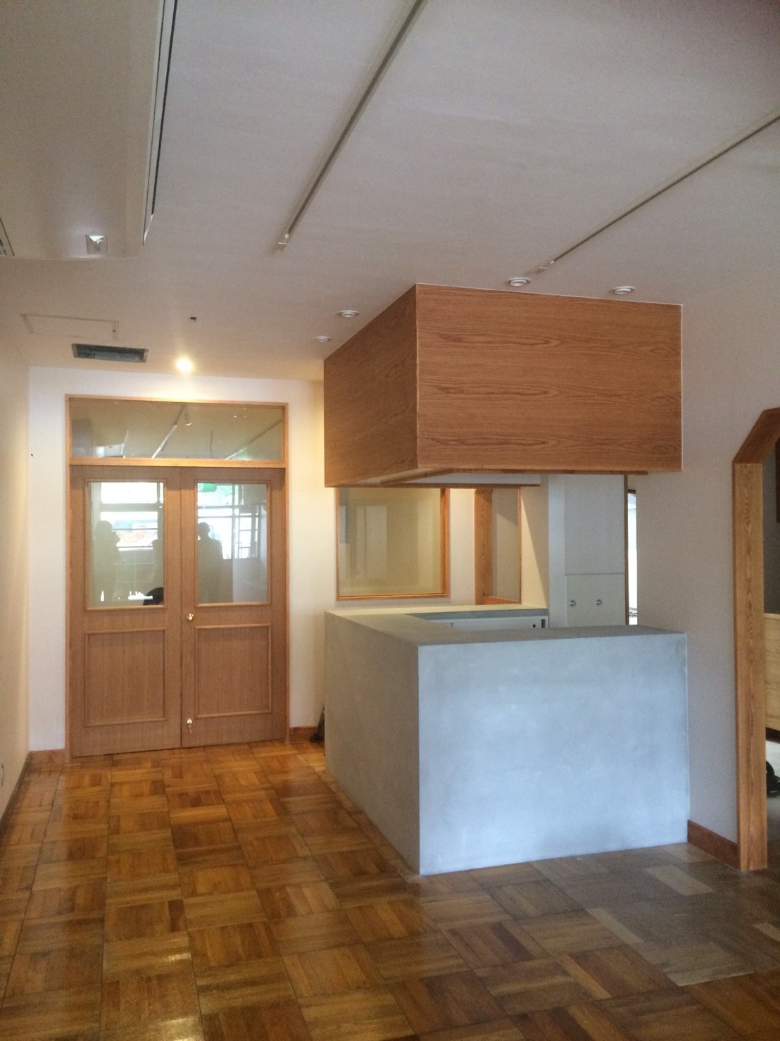 入ると手前が喫茶店。扉の奥が真珠店です。扉も手作り