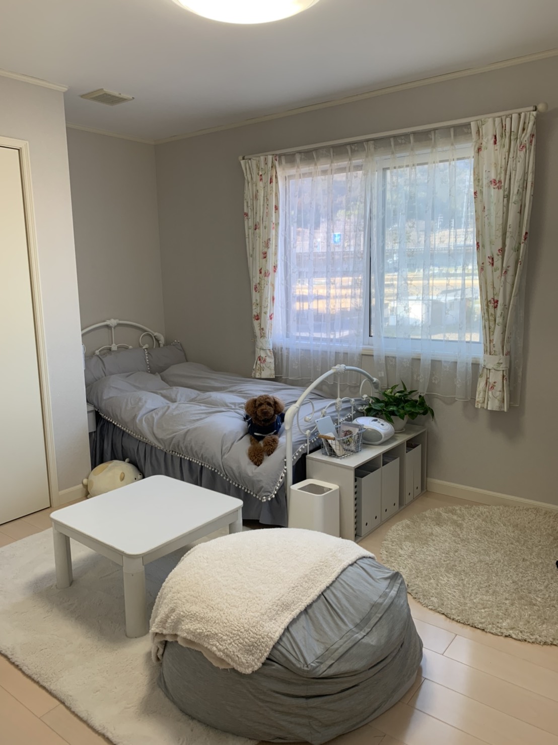 ちょっとラメの入ったグレーのオトナ女子なお部屋になりました